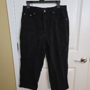 Halston Jeanswear black jean capris.